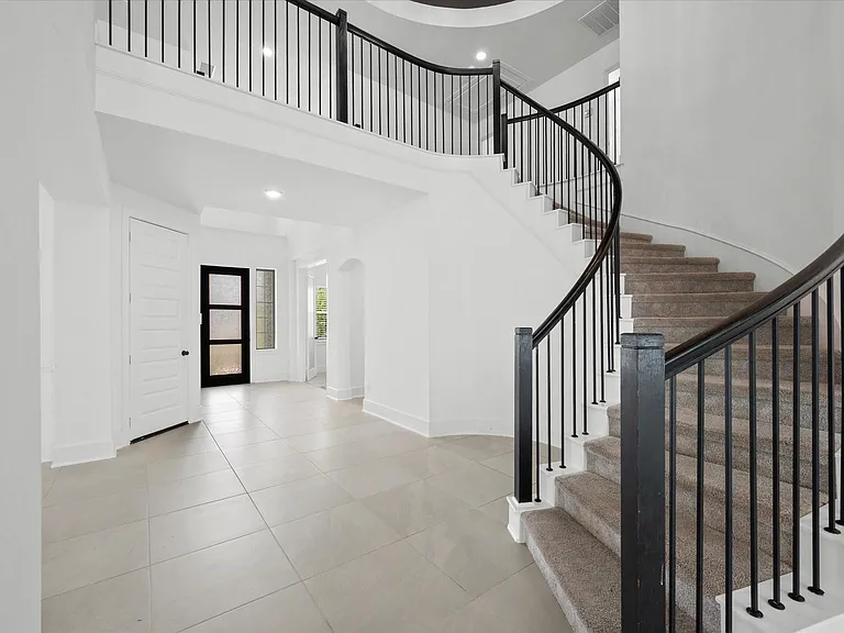1911 Golden Leaf Dr — Photo 4