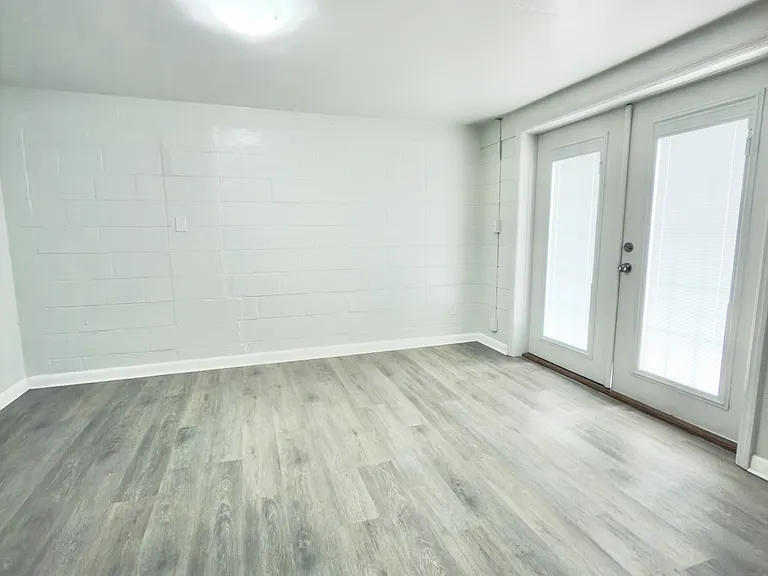 927 E Walnut St — Photo 15
