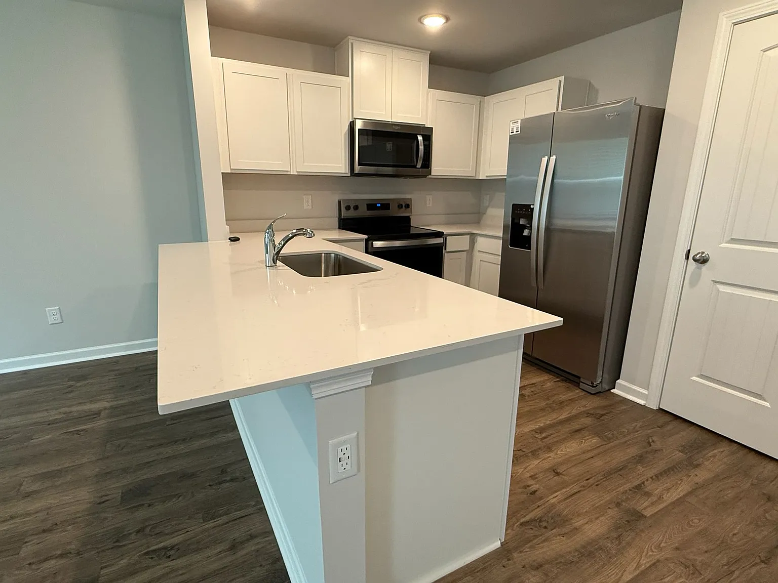3 bed, 2.5 bath, 1418 sqft, $1,700 — Photo 3