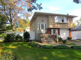 1395 Powell Ave, Merrick, NY 11566