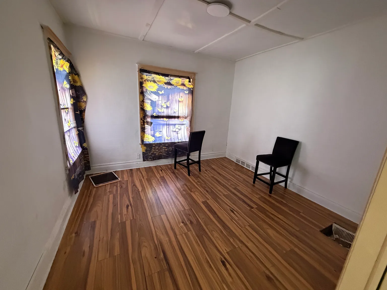 3 bed, 1100 sqft, $1,650 — Photo 2