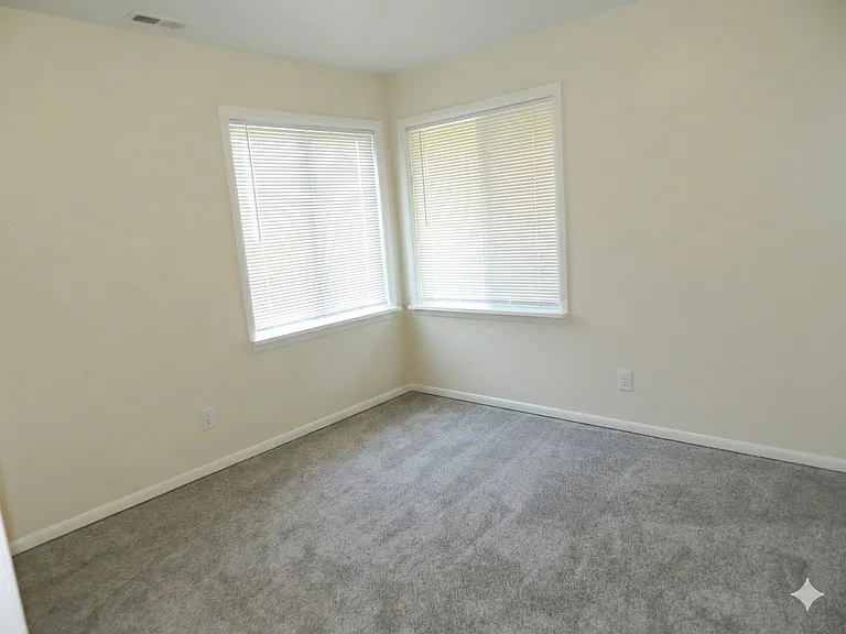 5560 S 316th St — Photo 3