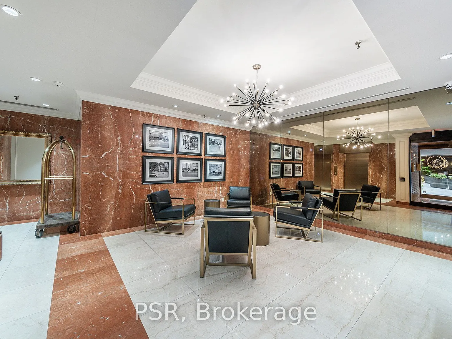 Renaissance Court — Photo 3