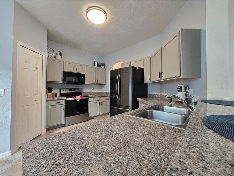 930 Oxford Dr — Photo 11