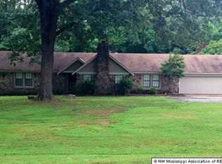 701 Country Club Dr, Senatobia, MS 38668