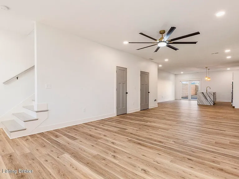 923 E Oak St — Photo 13