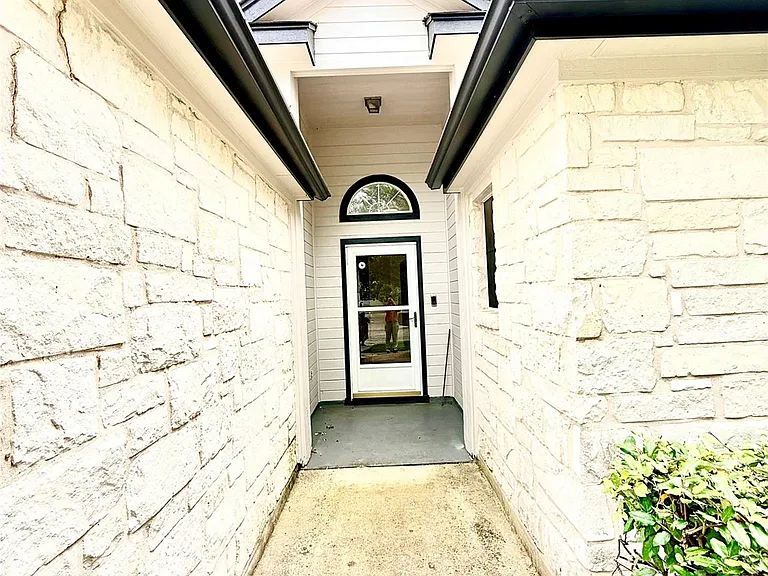 206 Sunshadow Dr — Photo 2