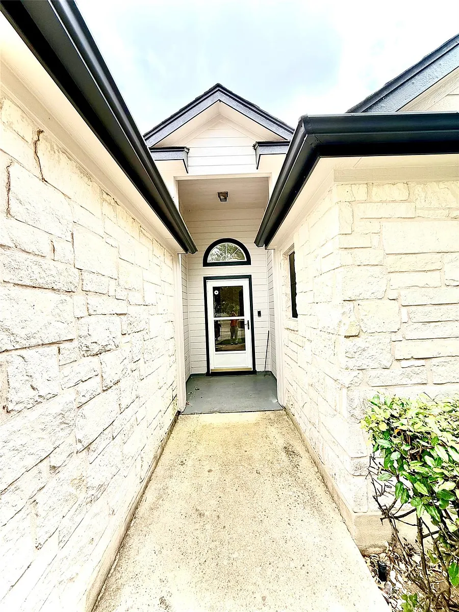Building Photo - 206 Sunshadow Dr