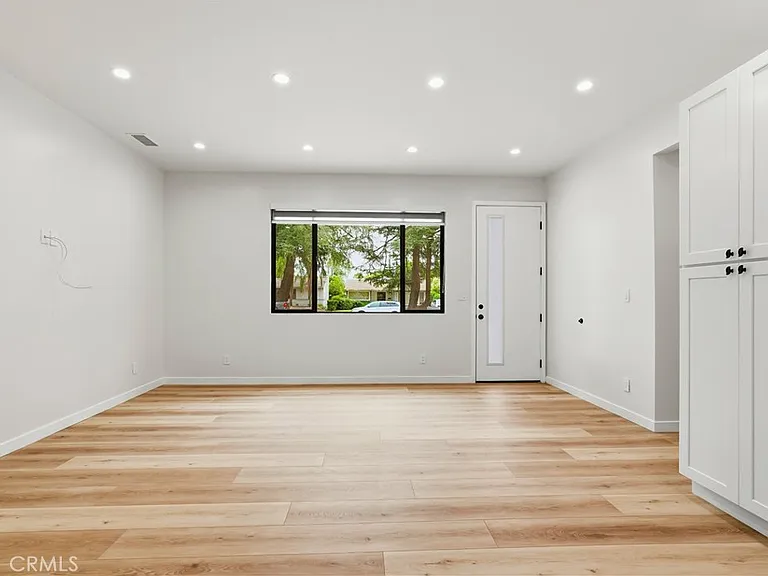 10913 White Oak Ave — Photo 7