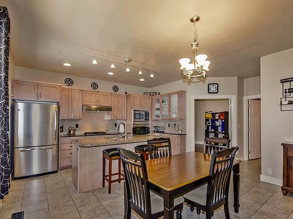 3rd image of 1318 E Urbandale Ln