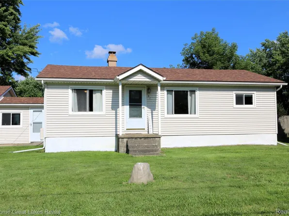 5389 Robin Dr, Grand Blanc, MI 48439