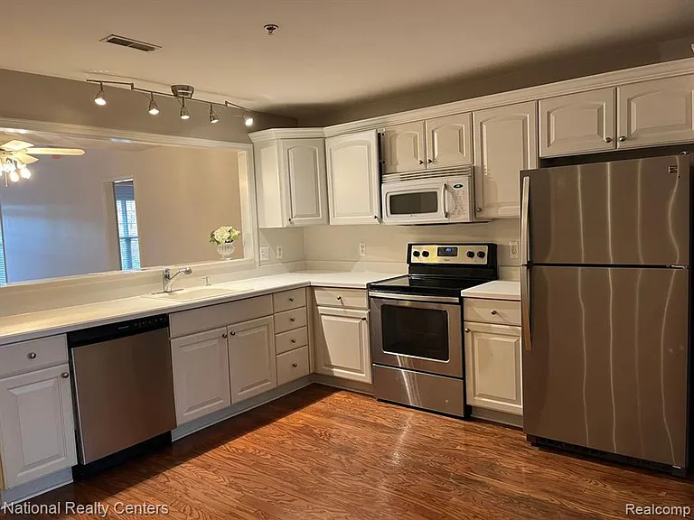 28071 Carlton Way Dr — Photo 3