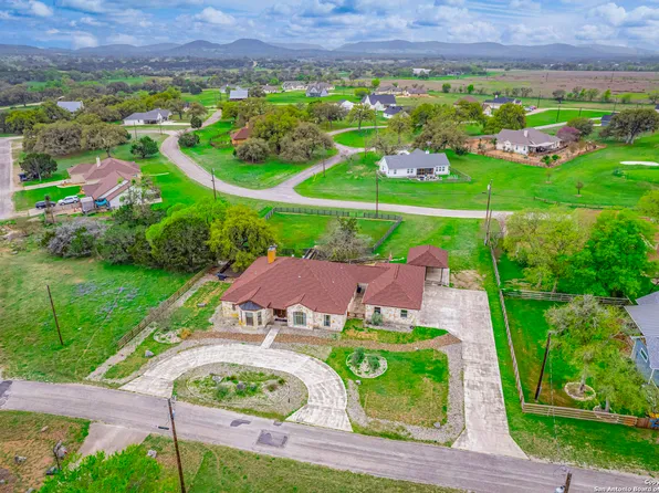 152 CREEKWOOD DR, Bandera, TX 78003