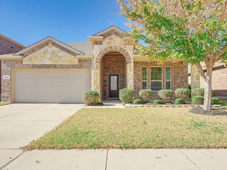 940 Lancashire Ln — Photo 1