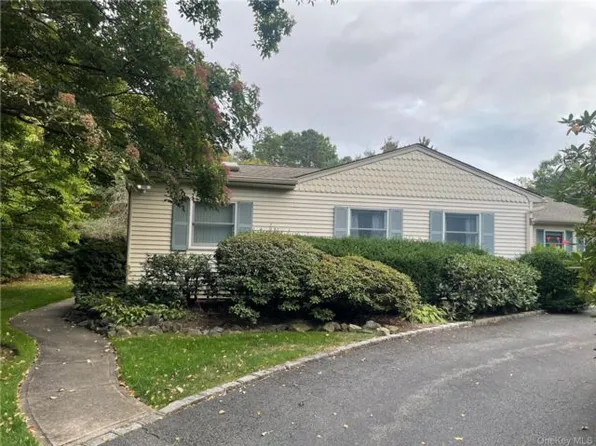 54 Old Brook Rd, Dix Hills, NY 11746