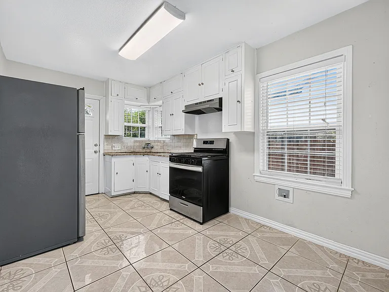 907 Buckalew St — Photo 11