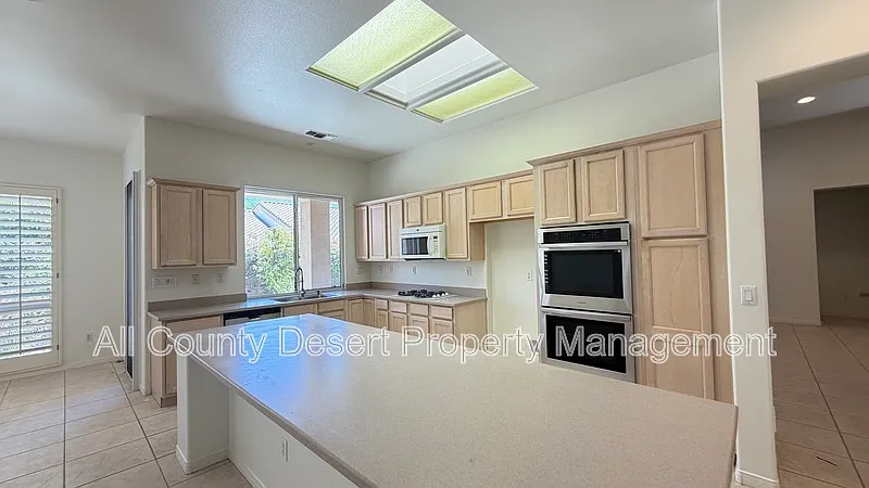 3 bed, 3.0 bath, 2323 sqft, $2,795 — Photo 4