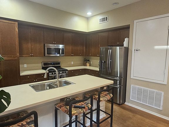 Fully-apportioned kitchen with breakfast bar