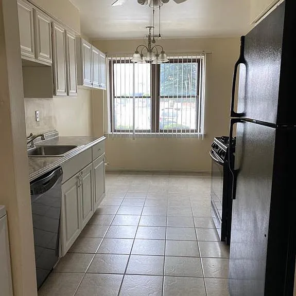 321 Sharon Garden Ct — Photo 8