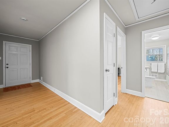 4th image of 787 Colonial Dr