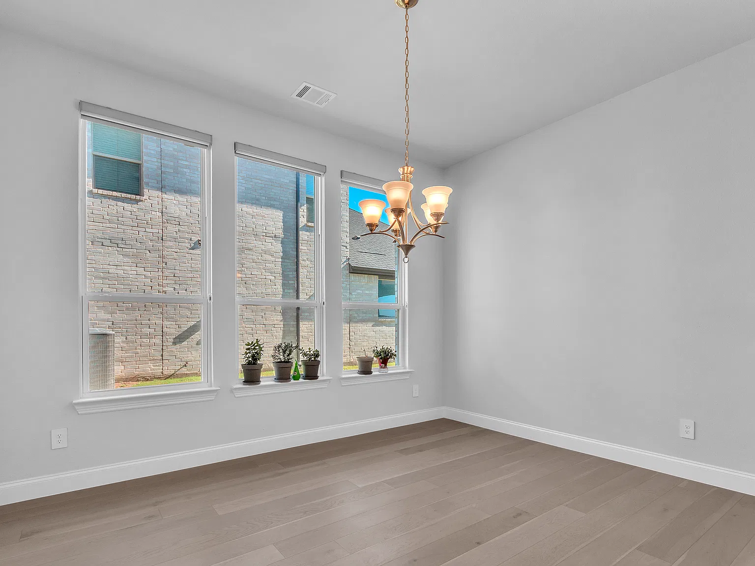 5 bed, 3.5 bath, 4830 sqft, $3,950 — Photo 3