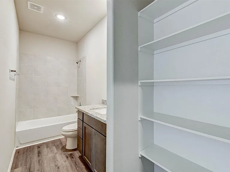 407 E Avenue G — Photo 14