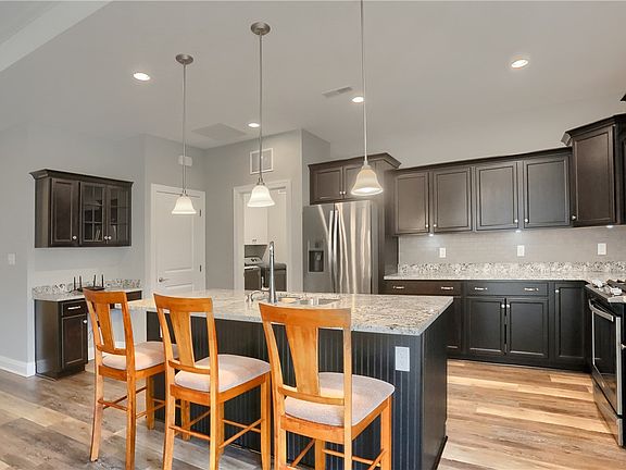 5th image of 305 Dupont Dr