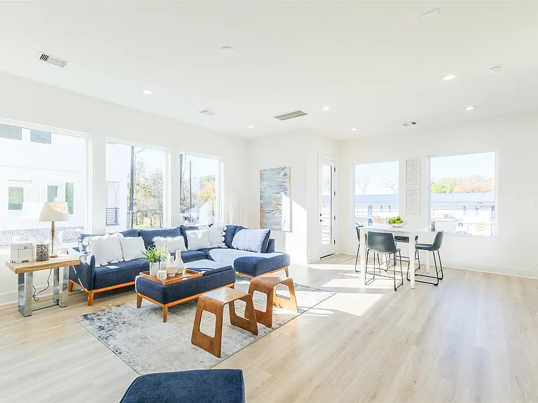 8323 Brecha Ln — Photo 10