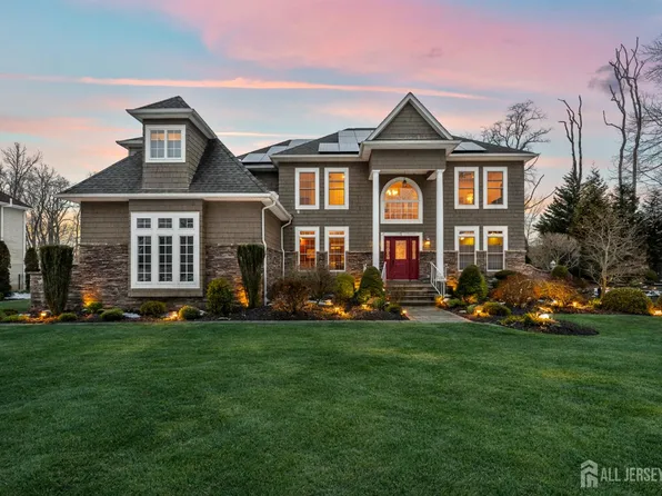 2 Grace Ct, Plainsboro, NJ 08536