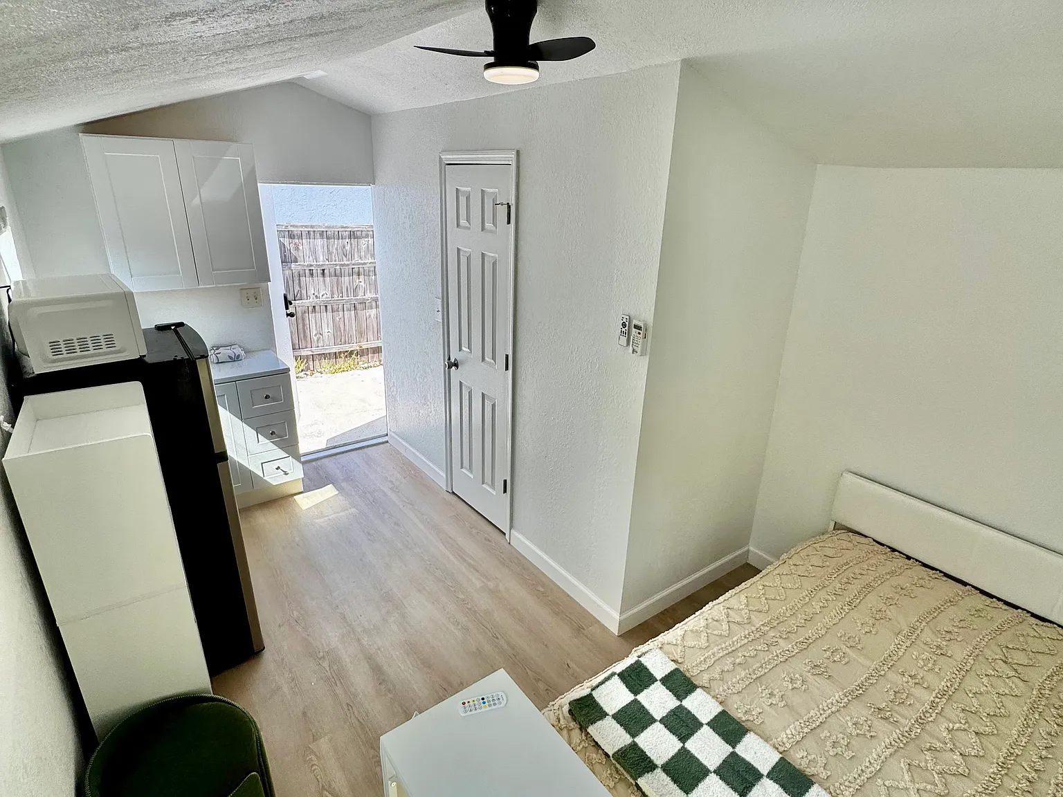 Studio, 200 sqft, $999 — Photo 4