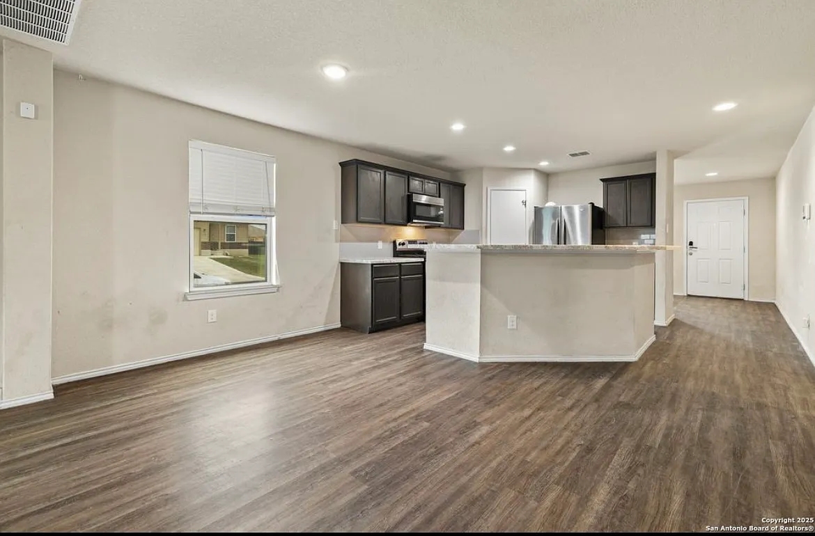 4 bed, 2.5 bath, 2159 sqft, $1,975 — Photo 3