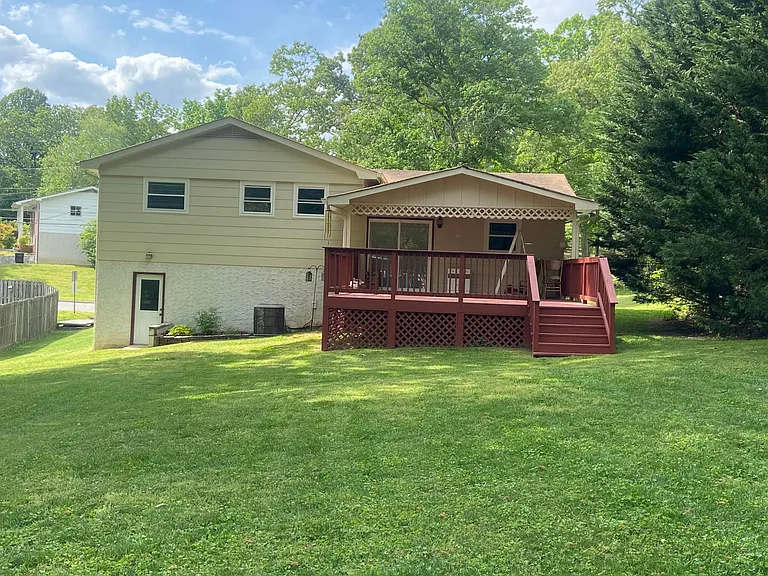 8404 Shadowood Dr — Photo 2
