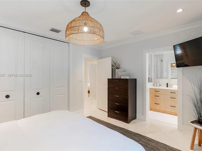 1029 Mariposa Ave — Photo 14