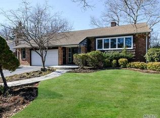 257 Birch Dr, Roslyn, NY 11576