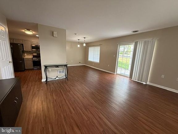 5th image of 68 Courtyard Dr