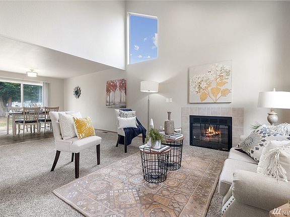 Just off the entry foyer is the stunning vaulted living room which flows through effortlessly into the dining room. 