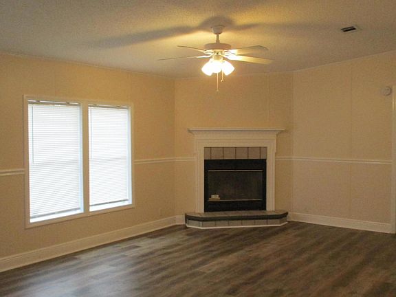 3rd image of 425 Treaty Oak Ln