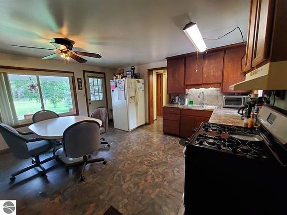 3rd image of 4251 Three Mile Rd