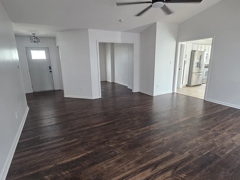 423 Spring Dr — Photo 4