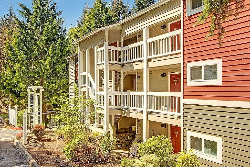 2 bed, 1.5 bath, 922 sqft, $2,300 — Photo 1