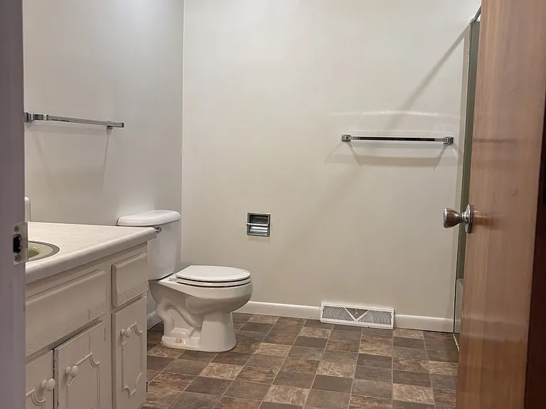 408 Amherst Dr — Photo 5