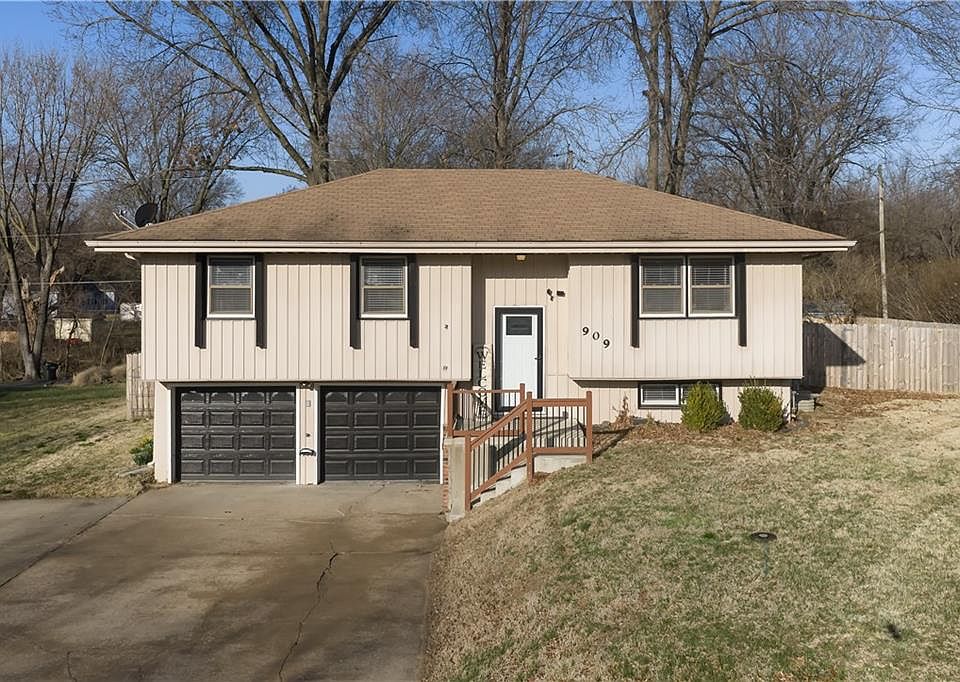 909 N 18th St, Leavenworth, KS 66048 | Zillow