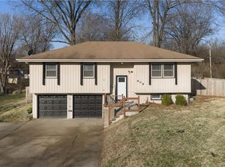 909 N 18th St, Leavenworth, KS 66048