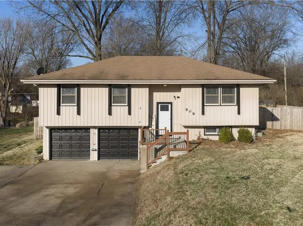 909 N 18th St, Leavenworth, KS 66048