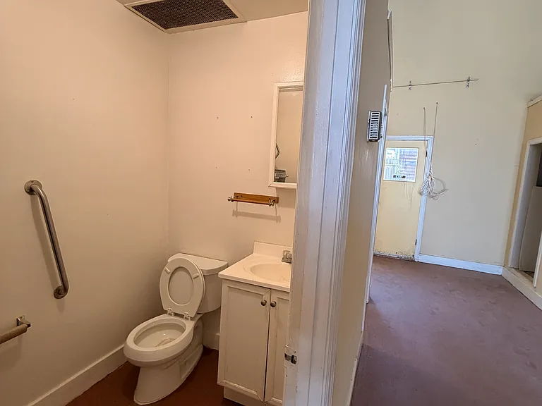 2237 Irving St — Photo 3