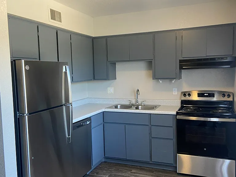 Deer Valley Village Apartments — Photo 6