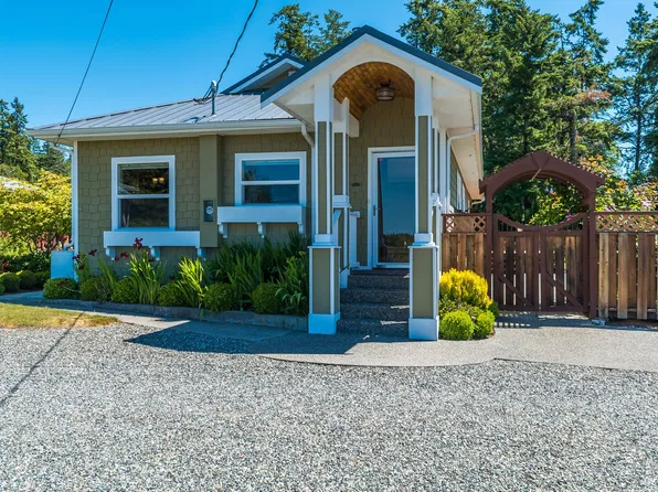 615 E Crescent Harbor Rd, Oak Harbor, WA 98277
