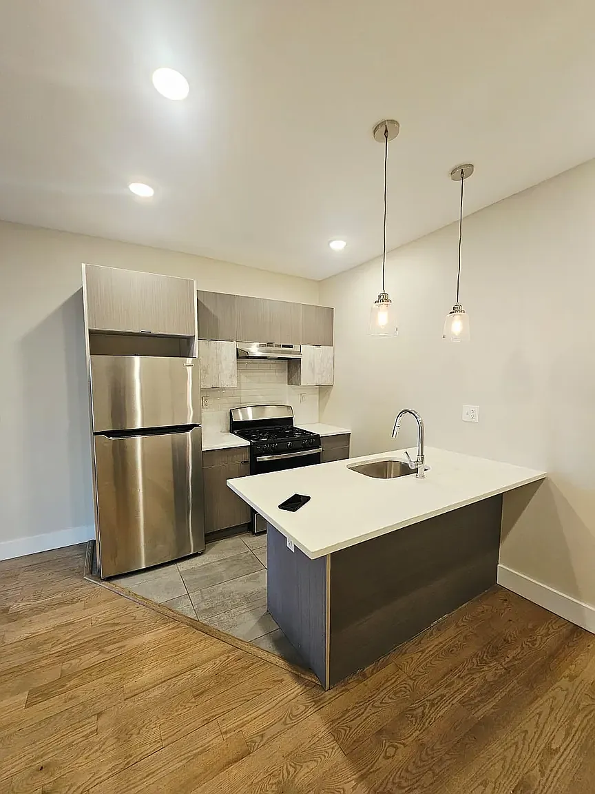 3 bed, 1000 sqft, $2,799 — Photo 1