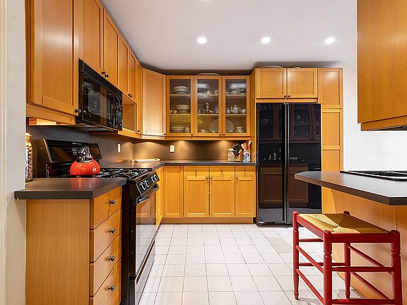 3rd image of 140 8th Ave APT 6C