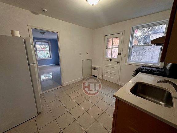 4th image of 2913 Hering Ave #1FL